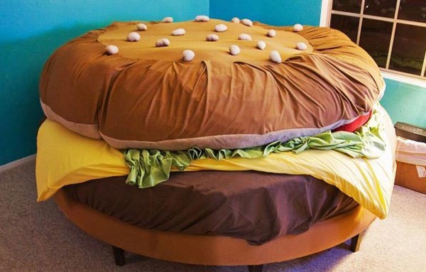 cama rara con forma de hamburguesa