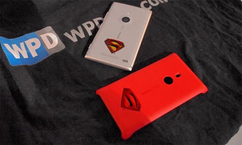 la parte de detrás del Nokia Lumia 925 en dos colores, blanco y rojo