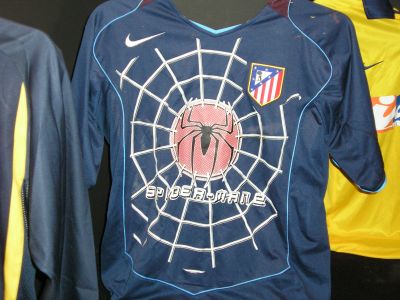 la segunda equipación del Atletico de Madrid con el logo de spiderman