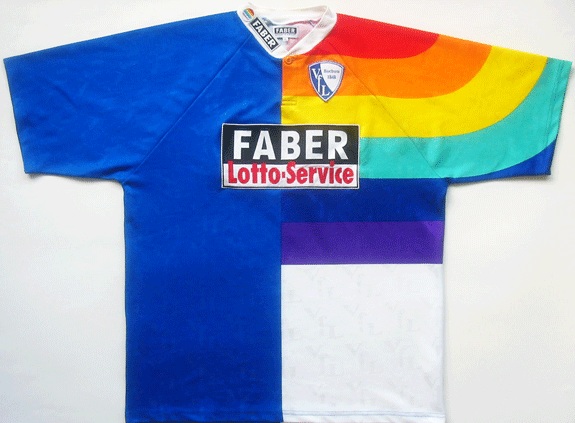 la camiseta del Bochum por mitad azul y por mitad arco iris