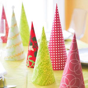 Centros de mesa en forma de árbol de navidad hechos con papel 