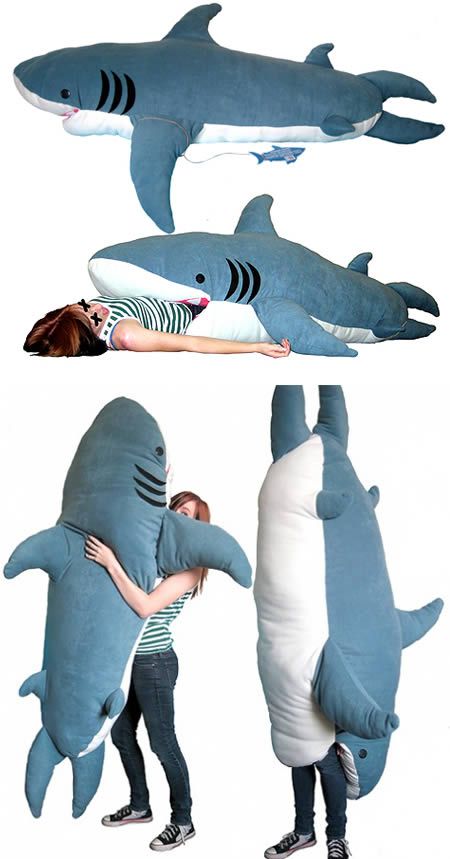 Almohada gigante con forma de tiburón