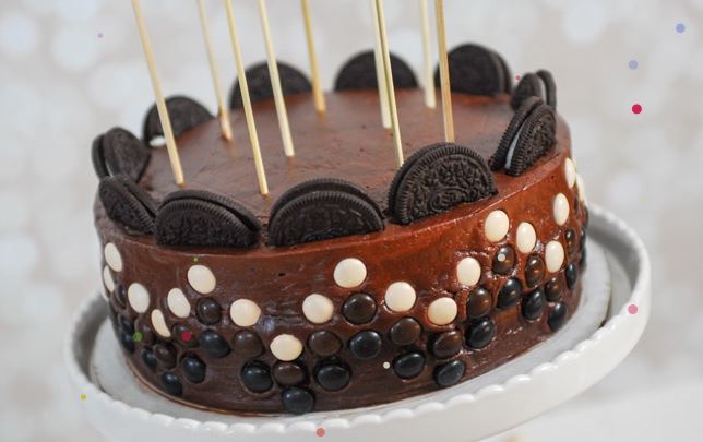 Tarta de chocolate decorada con oreos y bolas de chocolate