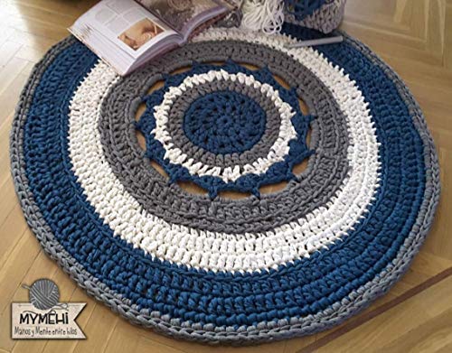 Alfombra redonda mandala hecha a mano en trapillo grueso azul, gris y blanca de 105 cm. en crochet. Pieza única. Lista para envío.