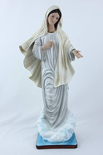 Desconocido Estatua de la Virgen de Medjugorje. Altura: 60 cm. Ojos de Cristal. Adecuado para ambientes Exteriores e Interiores. Fabricado en Resina vacía. Fabricado y Fabricado en Italia.