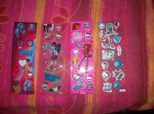 Lote de 4 planchas de diferentes modelos de autoadhesivos con la imagen de los personajes y otros logotipos de Monster High