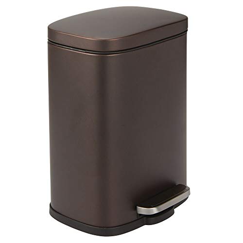 mDesign Cubo de basura con pedal – Contenedor de residuos de 5 l de acero con pedal, tapa y cubo de plástico – Pequeña papelera de baño, cocina, oficina, etc. – color bronce