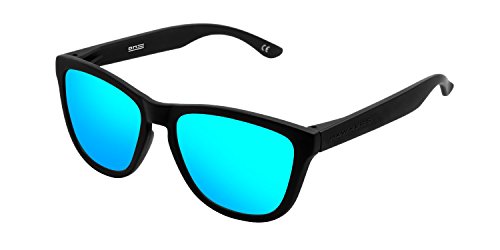 HAWKERS Gafas de Sol ONE Carbon Black, para Hombre y Mujer, con Montura Negra Mate y Lente Azul Claro Efecto Espejo, Protección UV400