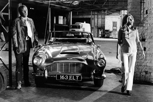Michael Caine y Margaret Blye en El trabajo italiano en garaje con Aston Marti...