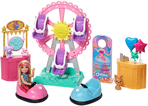 Barbie Parque de Atracciones del Club Chelsea muñeca Rubia de 15 cm con Conjunto y Accesorios, Noria, Coches de Choque, Cachorro y Mucho más (Mattel GHV82)