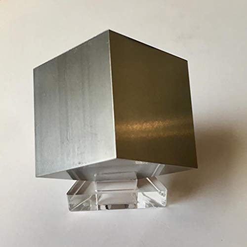 Fantástico cubo, pisapapeles o elemento decorativo de titanio (Ti) de 250 gramos (aprox. 8oz). Lados pulidos. Incluye peana de metacrilato para su perfecta exposición.