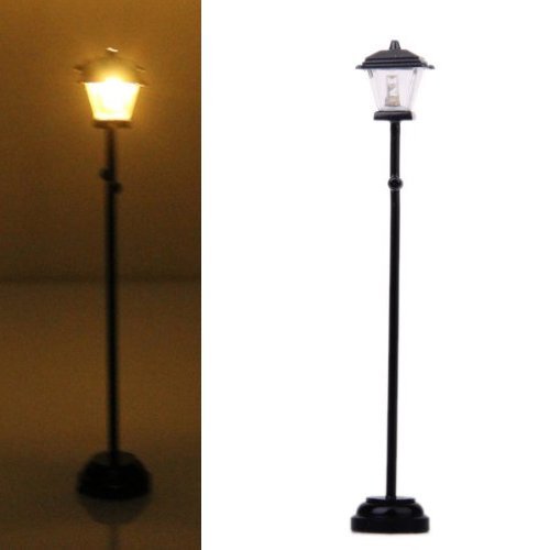 SODIAL (R) de metal negro 1:12 casa de munecas en miniatura de la lampara de calle del LED Modelo