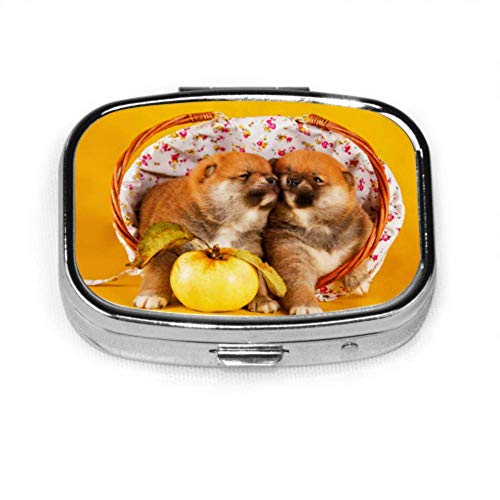 Estuche organizador de píldoras, canasta de cachorros Shiba Inu en una caja de píldoras portátil amarilla Recipiente de píldoras pequeño para bolso o bolsillo, caja de píldoras cuadrada