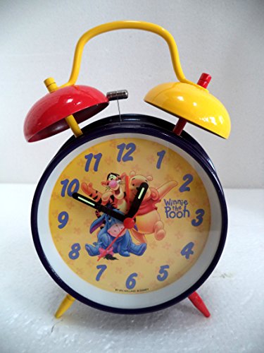 Reloj Despertador, Winnie The Pooh, analógico, con campanas. Funciona a pilas. Medidas: 17x12x6 cms. aprox..