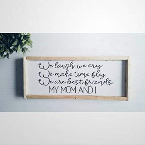 Letrero de madera enmarcado con texto en inglés «We Laugh Cry And Make Time Fly Are Best Friends», «my mom i moms day may love you», placa de madera para casa, jardines, porche, galería, cafeterías.