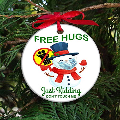 Free Hugs Just Kidding Don't Touch Me - Disfraz de muñeco de nieve, diseño de cuarentena de Navidad con decoración social para la familia, 7,6 cm de cerámica para decoración del hogar