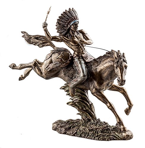Nativo americano Jefe indio guerrero en caballo de peluche con War hacha de la Estatua de la carcasa