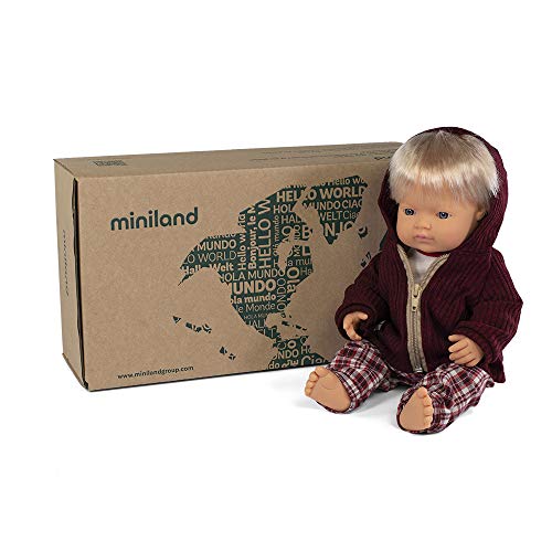 Miniland ropita y complementos Set de regalo: Muñeco bebé con rasgos europeos y conjunto de camiseta, pantalón y chaqueta. (31205)
