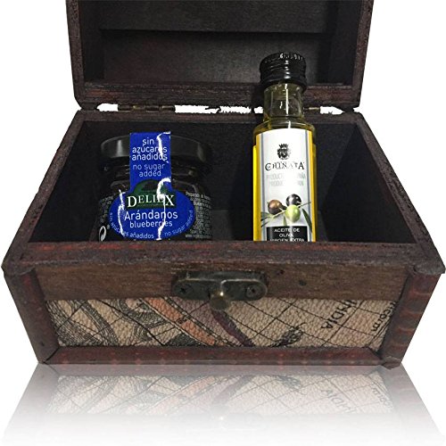Baúl de madera con decoración de mapas con tarrito de mermelada de arándanos y botella miniatura de Aceite de Oliva"La Chinata" (Pack 24 ud)