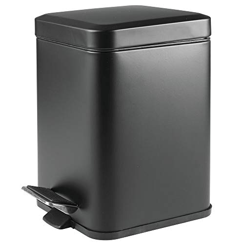 mDesign Papelera de baño cuadrada – Cubo de basura con pedal, tapadera y cubeta de plástico – Elegante contenedor de residuos metálico de 6 litros para cosmética, baño, cocina u oficina – negro