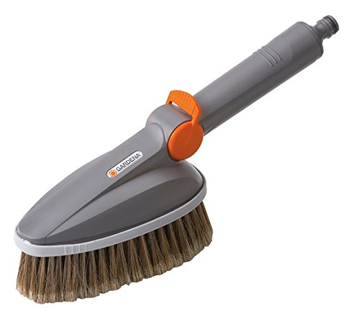 Cepillo de limpieza manual GARDENA: cepillo de limpieza conductor de agua, ideal para la limpieza de los muebles del jardín (5574-20)