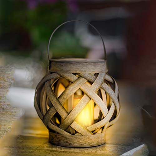 Lámpara decorativa LED solar de mesa y colgante con apariencia de ratán. Incl. vela LED con efecto de llama. Medidas 15,5 x Ø15,8 cm. Para uso en exterior. Resistencia al agua IP44