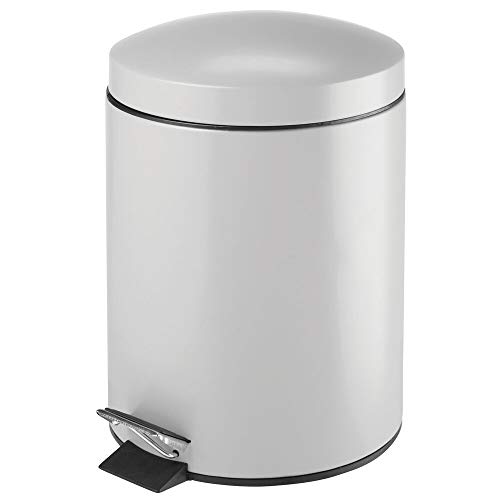 mDesign Cubo de basura con pedal – Contenedor de residuos de 5 litros de metal con tapa y cubo de plástico – Para cosméticos o como papelera de baño, cocina u oficina – gris claro