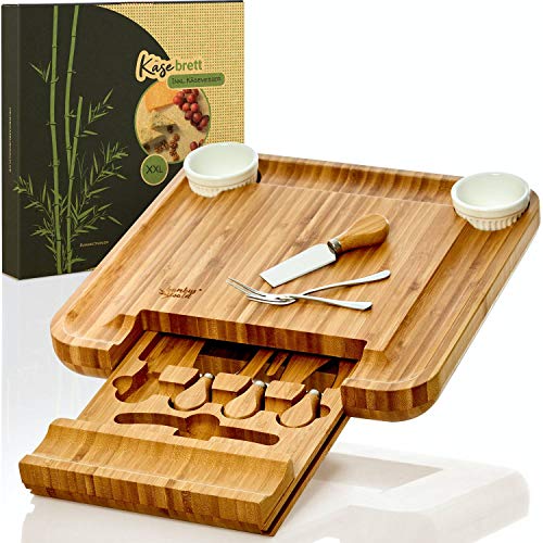 bambuswald© tabla de quesos ecológicos XXL incl. 4 cuchillos para queso hechos de bambú | 34x34x4,5cm y un cajón | sirviendo galletas de queso salami
