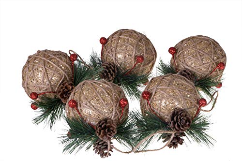 Clever Creations - Set de 5 bolas grandes para árbol de Navidad - Resistentes a los golpes - Ideales para cualquier estilo decorativo - Lana de yute marrón y detalles dorados con piñas y bayas - 80 mm