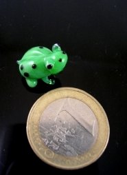 Mini rana verde y negro – Figura en miniatura de cristal – rana de cristal decorativa – Vitrina k-9