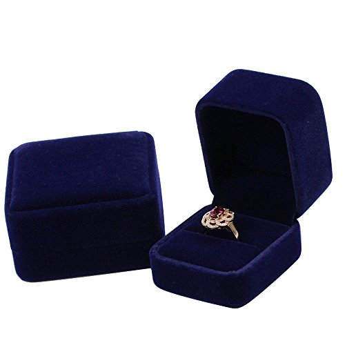 Caja para anillo de pedida de mano clásica en terciopelo de color azul oscuro.
