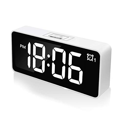CHEREEKI Reloj Despertador Digital, Despertadores Digitales LED de 4.6"con Alarma Dual, Puerto de Carga USB, 12/24 Horas, Brillo Ajustable, función de Despertador, 25 música (Blanco)
