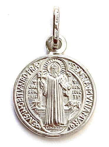 Medalla San Benito en Plata de Ley. Medida: 20mm. Es una de Las medallas más Antiguas de la cristiandad, y quienes la portan creen Que Tiene Poder contra el Mal.