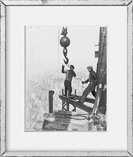 1931 foto dos hierro trabajadores conectora Girders de acero en la parte superior de la Empire State E8