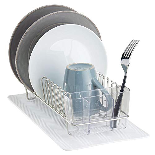 mDesign Escurridor de platos y vasos de metal – Con cesta para cubiertos de plástico y una pequeña esterilla de silicona – Seca platos, cubiertos y vasos en un instante – plateado mate y blanco