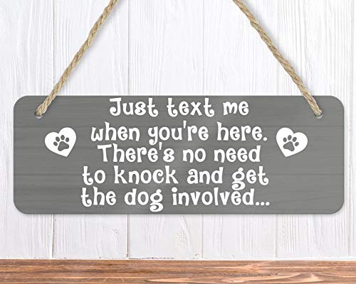 Señal Divertida de Perro con Texto en inglés Just Text Me When You'Re Here, There Are No Need To Knock and Get The Dog Involved Sign