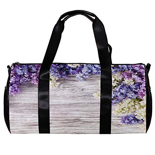 Bolsa de deporte redonda con correa de hombro desmontable, ramo de flores de color lila sobre tablón de madera, bolsa de entrenamiento para mujeres y hombres