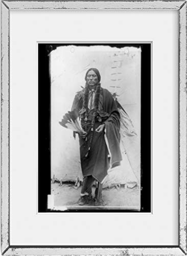 1909 Foto Quanah Parker, Jefe Indio Comanche, retrato de longitud completa, de pie, frente al frente, sosteniendo plumas, frente al tipee
