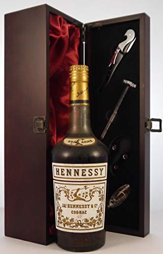 Hennessy Bras Arme Cognac 1960's en una caja de regalo forrada de seda con cuatro accesorios de vino, 1 x 700ml