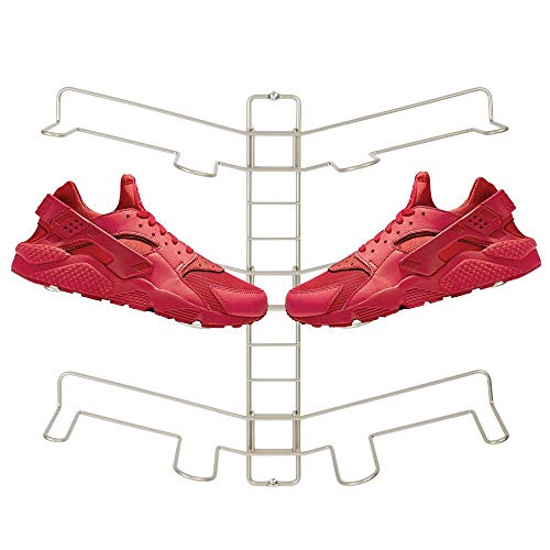 mDesign Organizador de zapatos – Zapatero de pared ajustable para tres pares de zapatillas, calzado deportivo, etc. – Una alternativa al mueble zapatero que ahorra espacio – plateado mate