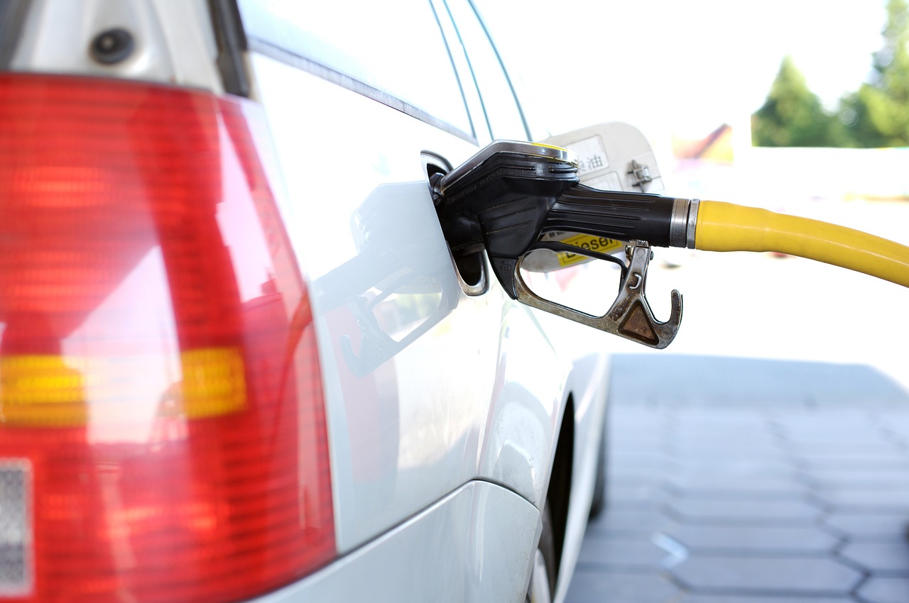 ¿Por qué se recomienda encender el vehículo en gasolina y no en modo de gas?