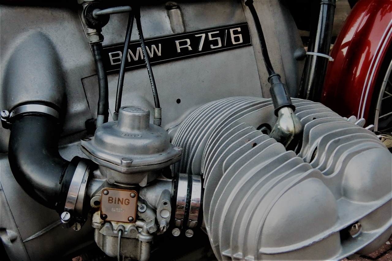 ¿Cuántas bujías tiene un BMW 325i?