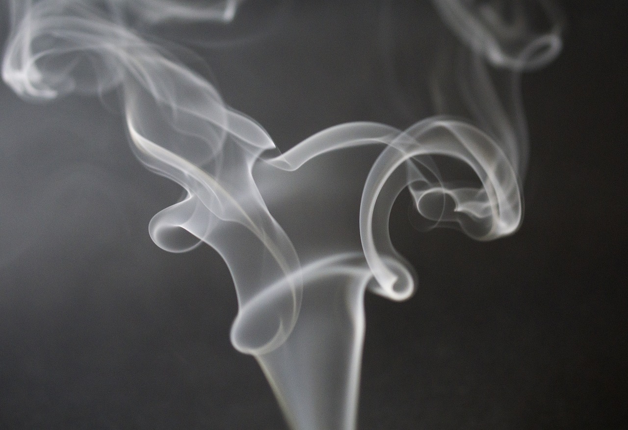 ¿Qué le pasa al coche cuando sale humo blanco?