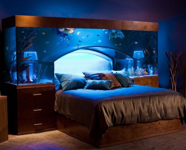cama de diseño rodeada por un acuario