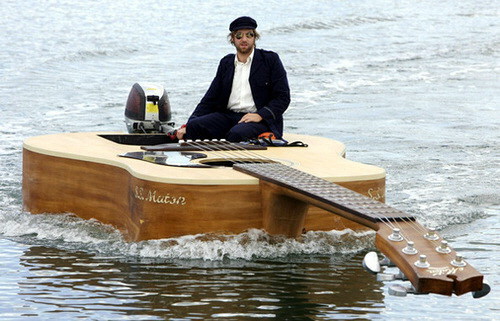 tocar la guitarra te hace llegar lejos