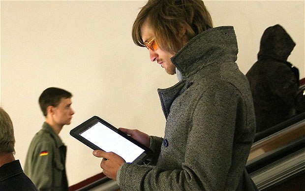 un chico leyendo un ebook en el metro