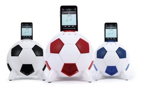 altavoces con forma de pelota de fútbol