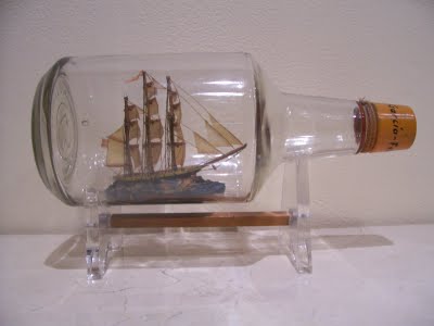 un barco en miniatura en botella
