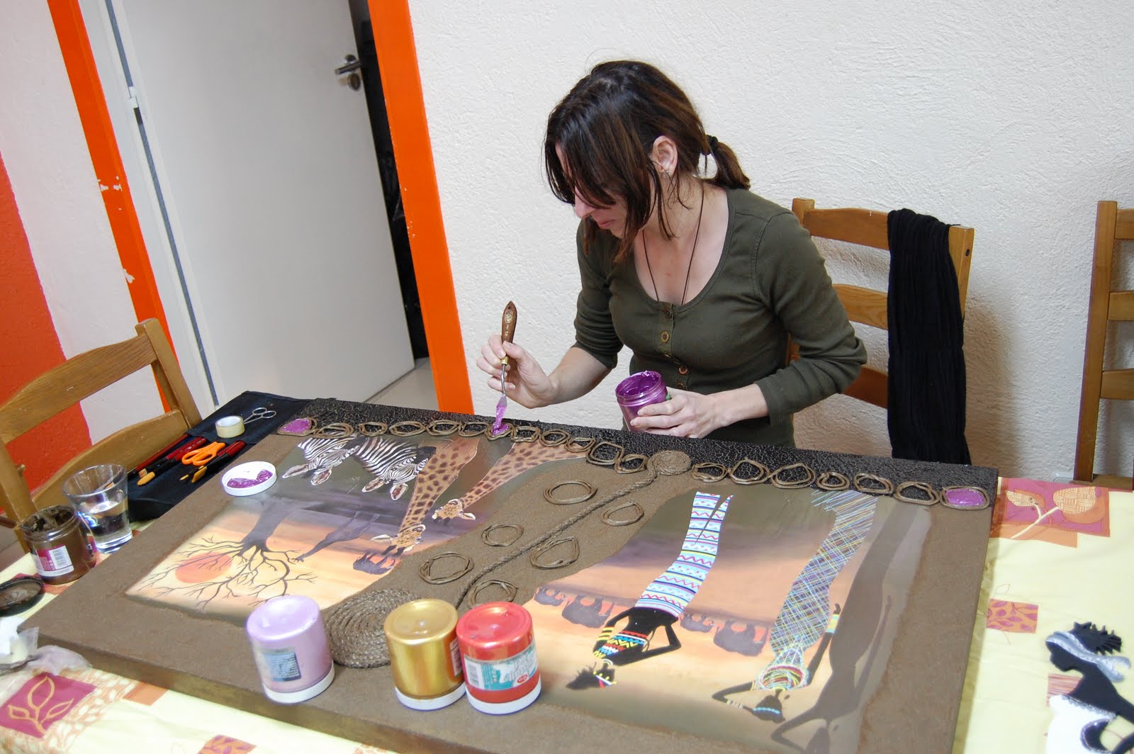 una chica preparando manualidades