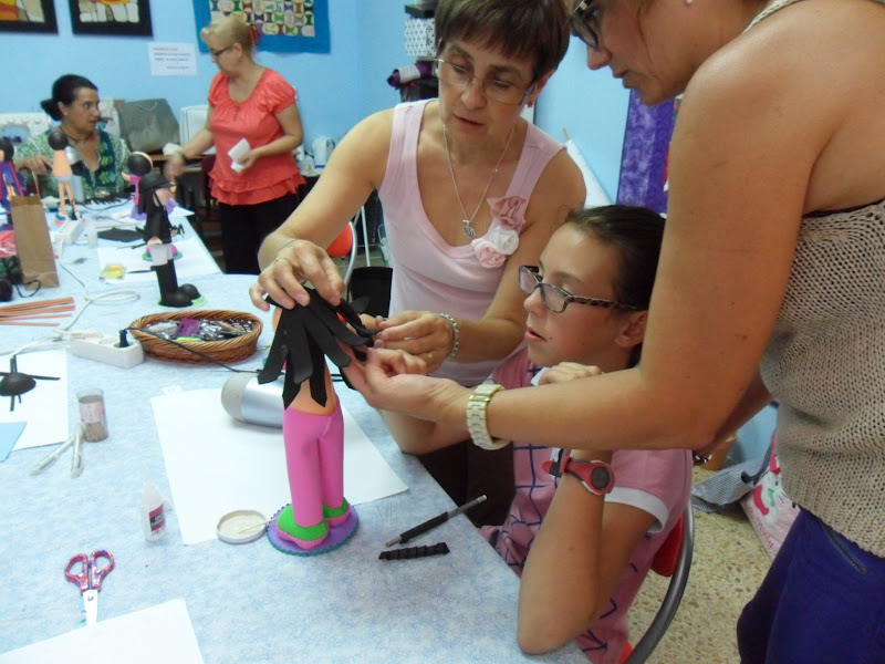 un taller para aprender a realizar fofuchas
